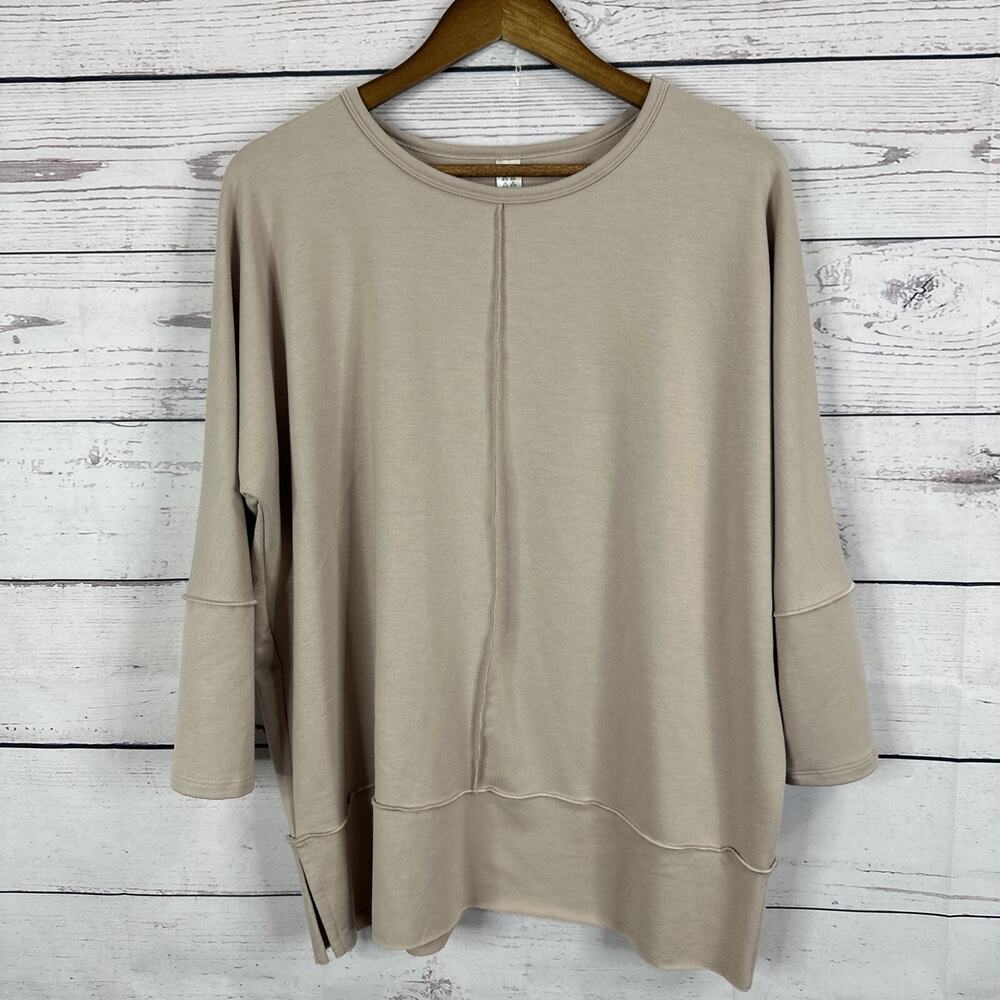 Spanx Shirt Womens Medium Beige Dolman Boxy Center Seam Smooth Soft